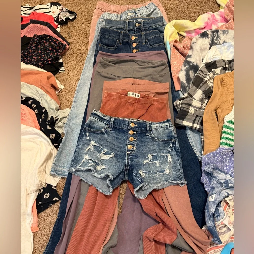 Huge Lot of Assorted Girls Tops, Shorts, Jeans, Leggings, Tanks in sz 10/12 L - Picture 5 of 10